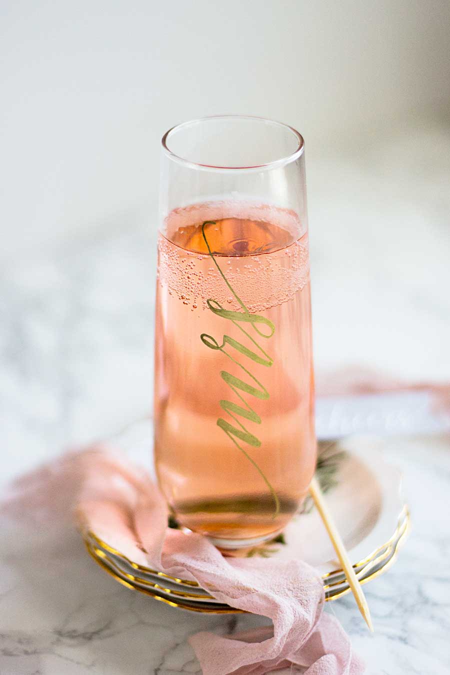 Make these fun and festive wedding champagne flutes for your own wedding or to give as gifts to all your friends. All you need are glasses and paint pen! Wedding champagne glasses. DIY wedding champagne flutes. Mr and Mrs champagne glasses.