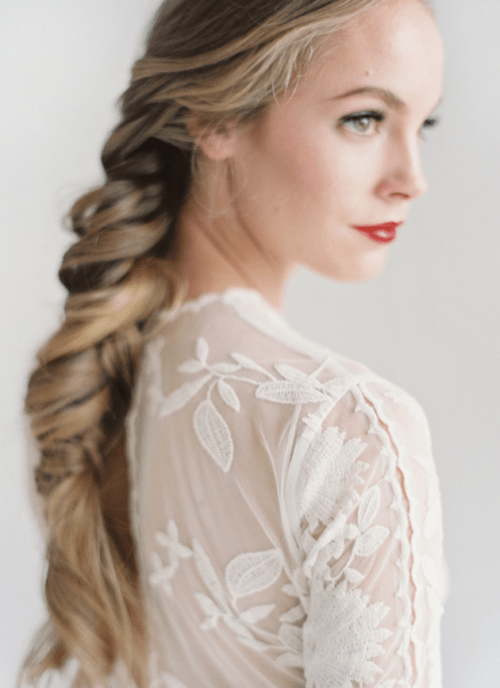 Here are 5 super easy wedding hairstyles you can do yourself and still look like a million bucks on your big day. All in 30 minutes flat! Photo by Bryce Covey via OnceWed