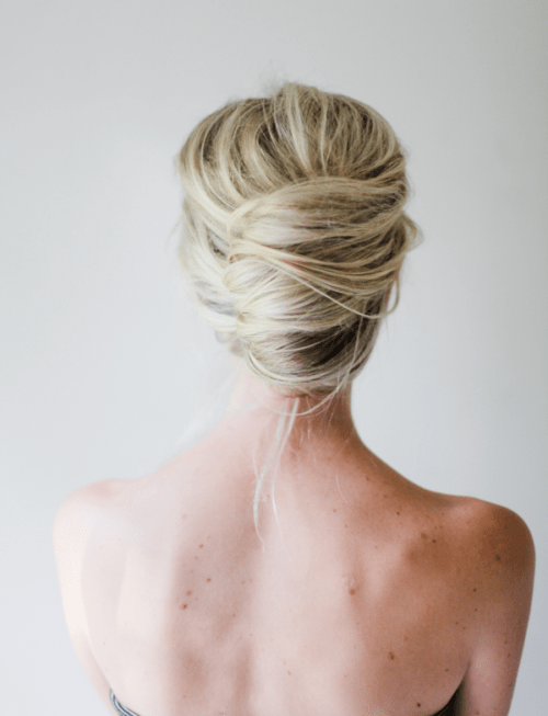 Here are 5 super easy wedding hairstyles you can do yourself and still look like a million bucks on your big day. All in 30 minutes flat! Photo by Irrelephant for OnceWed
